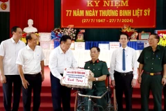 Trưởng ban Tuyên giáo Trung ương Nguyễn Trọng Nghĩa trao quà cho các thương binh, bệnh binh. (Nguồn: Báo Phú Thọ)