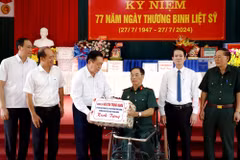 Trưởng ban Tuyên giáo Trung ương Nguyễn Trọng Nghĩa trao quà cho các thương binh, bệnh binh. (Nguồn: Báo Phú Thọ)