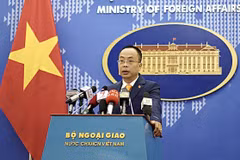 Phó Phát ngôn Bộ Ngoại giao Việt Nam Đoàn Khắc Việt trả lời câu hỏi của các cơ quan báo chí. (Ảnh: Quỳnh Anh/TTXVN phát)