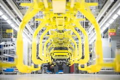 Công nhân làm việc trong nhà máy sản xuất ô tô ở khu công nghiệp Vũ Hán, Trung Quốc. (Ảnh: THX/TTXVN)