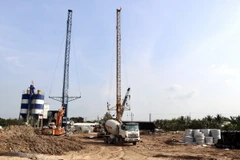 Thi công cao tốc Châu Đốc - Cần Thơ - Sóc Trăng đoạn qua An Giang. (Ảnh: Thanh Sang/TTXVN)