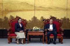 Phó Chủ tịch Ủy ban Nhân dân thành phố Đà Nẵng Lê Quang Nam (phải) tiếp Phó Tỉnh trưởng tỉnh Savannakhet, Lingthong Sengtavanh. (Ảnh: Trần Lê Lâm/TTXVN)