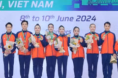 Các vận động viên Việt Nam giành HCV Giải vô địch Thể dục Aerobic châu Á lần thứ 9 nội dung Aerobic Dance lứa tuổi Senior. (Ảnh: Hoàng Hiếu/TTXVN)