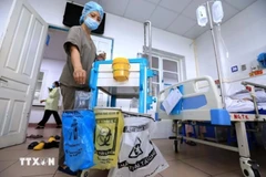 Chất thải y tế được phân loại ngay tại nơi khám chữa bệnh, được chia thành các túi nylon theo mẫu quy định. (Ảnh: Thành Đạt/TTXVN)