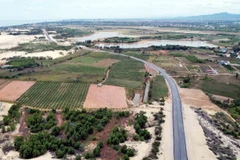 Dự án thành phần 1 - Đường ven biển đoạn qua tỉnh Quảng Bình có chiều dài 80km, tổng mức đầu tư 2.197 tỷ đồng. (Ảnh: Tá Chuyên/TTXVN)