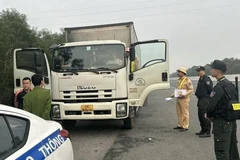 Nhóm tài xế đánh bạc trên cao tốc bị cảnh sát phát hiện.