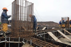 Thi công móng bản tại vị trí 70 (xã Đồng Sơn, Nam Trực, Nam Định) dự án Đường dây 500kV mạch 3 đoạn NMNĐ Nam Định 1-Phố Nối. (Ảnh: Huy Hùng/TTXVN)