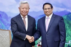 Thủ tướng Phạm Minh Chính tiếp ông Kim Lập Quần, Chủ tịch Ngân hàng Đầu tư Cơ sở hạ tầng Châu Á (AIIB). (Ảnh: Dương Giang/TTXVN)