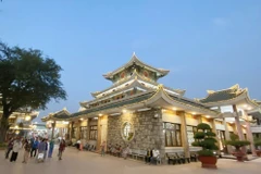 Miếu Bà Chúa Xứ Núi Sam. (Ảnh: Công Mạo/TTXVN)