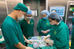 Sau gần 2 giờ đồng hồ, 2 mẹ con sản phụ đã vượt qua cơn nguy hiểm, em bé chào đời là một bé trai khỏe mạnh với cân nặng 2.700gr. (Ảnh: Hoa Mai/TTXVN)