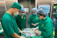 Sau gần 2 giờ đồng hồ, 2 mẹ con sản phụ đã vượt qua cơn nguy hiểm, em bé chào đời là một bé trai khỏe mạnh với cân nặng 2.700gr. (Ảnh: Hoa Mai/TTXVN)