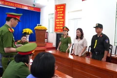 Công an tỉnh Hà Giang đọc lệnh bắt tạm giam 3 tháng đối với bị can Nguyễn Lan Hương, Chủ tịch Hội đồng Quản trị Công ty cổ phần Tập đoàn dược Bảo Châu. (Ảnh: Hà Toản/TTXVN phát)