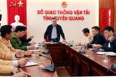 Ông Khuất Việt Hùng, Phó Chủ tịch Chuyên trách Ủy ban ATGT Quốc gia tại cuộc họp nhanh với các lực lượng chức năng để đánh giá và làm rõ nguyên nhân vụ tai nạn. (Ảnh: Quang Cường/TTXVN)