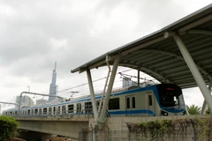 Đoàn tàu đầu tiên của tuyến Metro số 1 (Bến Thành - Suối Tiên) chạy thử nghiệm. (Ảnh: Thanh Vũ/TTXVN)
