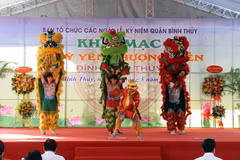 Tiết mục nghệ thuật khai mạc Lễ hội Kỳ Yên Thượng Điền Đình Bình Thủy năm 2023. (Ảnh: Trung Kiên/TTXVN)