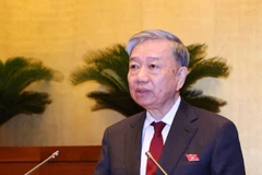 Đại tướng Tô Lâm, Bộ trưởng Bộ Công an trình bày Tờ trình về dự án Luật Quản lý, sử dụng vũ khí, vật liệu nổ và công cụ hỗ trợ (sửa đổi). (Ảnh: TTXVN)