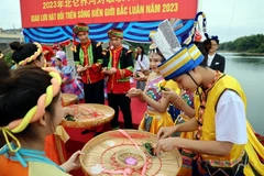 Chương trình giao lưu hát đối trên sông biên giới Bắc Luân giữa thanh niên thành phố Móng Cái (Việt Nam) và thành phố Đông Hưng (Trung Quốc) trong khuôn khổ Hội chợ Quốc tế Việt-Trung lần thứ 15. (Ảnh: Đức Hiếu/TTXVN)