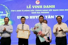 Bí thư Tỉnh ủy, Chủ tịch HĐND tỉnh Nguyễn Văn Được và Chủ tịch UBND Long An Nguyễn Văn Út tặng bằng khen đơn vị đứng đầu trong Bảng xếp hạng Chỉ số năng lực cạnh tranh khối sở, ban, ngành (DDCI) năm 2023. (Ảnh: Thanh Bình/TTXVN)