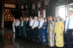 Ủy viên Bộ Chính trị, Bí thư Thành ủy Thành phố Hồ Chí Minh Nguyễn Văn Nên cùng các đồng chí nguyên lãnh đạo Đảng, nhà nước dự Lễ dâng hương, dâng hoa tại Đền tưởng niệm Khu lịch sử truyền thống cách mạng Sài Gòn-Chợ Lớn-Gia Định (ấp Phú Hiệp, xã Phú Mỹ Hưng, huyện Củ Chi). (Ảnh: TTXVN)