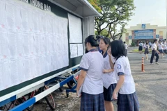 Thí sinh tại điểm thi Trường THCS Lê Quý Đôn (thành phố Thủ Đức) xem thông tin phòng thi. (Ảnh: Thu Hoài/TTXVN)