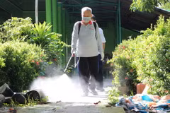 Ông Phan Văn Đởm, xã Vị Thủy, huyện Vị Thủy phun hóa chất tiêu độc khử trùng lối vào chuồng nuôi lợn của gia đình. (Ảnh: Nguyễn Hằng/TTXVN)