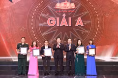 Chủ tịch nước Võ Văn Thưởng và Chủ tịch Quốc hội Vương Đình Huệ trao giải A cho các tác giải tại Giải Diên Hồng lần thứ nhất. (Ảnh: Hoài Nam/TTXVN)