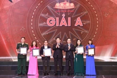 Chủ tịch nước Võ Văn Thưởng và Chủ tịch Quốc hội Vương Đình Huệ trao giải A cho các tác giải tại Giải Diên Hồng lần thứ nhất. (Ảnh: Hoài Nam/TTXVN)