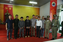 Hai đối tượng trốn truy nã về hành vi giết người Đỗ Lợi Tỷ và Nguyễn Hoàng Anh (thứ 3 và 4, từ trái qua). (Nguồn: Báo Công an Nhân dân)