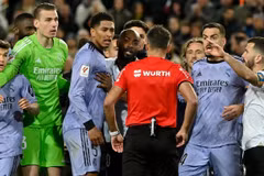 Cầu thủ Real Madrid phản đối quyết định của trọng tài Jesus Gil. (Nguồn: Real Madrid)