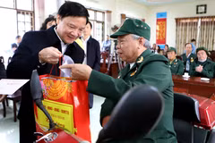 Phó Chủ tịch Quốc hội Nguyễn Khắc Định trao quà Tết tại Trung tâm Nuôi dưỡng và Điều dưỡng Người có công tỉnh Thái Bình. (Ảnh: Thế Duyệt/TTXVN)