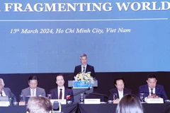 Ông Nguyễn Minh Vũ (giữa), Trợ lý Bộ trưởng Bộ Ngoại giao Việt Nam, phát biểu khai mạc Diễn đàn. (Ảnh: Xuân Khu/TTXVN)