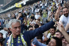 Jose Mourinho ra mắt Fenerbahce trước sự chứng kiến của hàng nghìn cổ động viên. (Nguồn: Getty Images)
