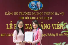 12 sinh viên ưu tú Trường đại học Thủ đô vinh dự được kết nạp Đảng