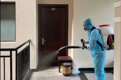 Cán bộ CDC Khánh Hòa tiến hành tiêu độc, khử trùng phòng, chống các dịch bệnh lây nhiễm qua người. (Ảnh: Phan Sáu/TTXVN)