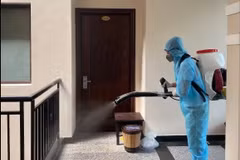 Cán bộ CDC Khánh Hòa tiến hành tiêu độc, khử trùng phòng, chống các dịch bệnh lây nhiễm qua người. (Ảnh: Phan Sáu/TTXVN)