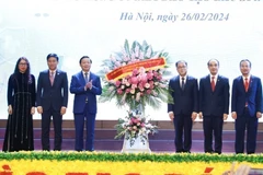 Phó Thủ tướng Chính phủ Trần Hồng Hà tặng lẵng hoa chúc mừng Đại học Y Hà Nội nhân ngày Thầy thuốc Việt Nam. (Ảnh: Minh Quyết/TTXVN)
