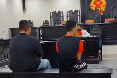 Xét xử 2 cựu nhân viên dịch vụ giao hàng nhanh tham ô tài sản. (Nguồn: Báo An ninh Thủ đô)