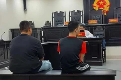 Xét xử 2 cựu nhân viên dịch vụ giao hàng nhanh tham ô tài sản. (Nguồn: Báo An ninh Thủ đô)