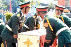 Đón hài cốt liệt sỹ hy sinh tại Lào về nước. (Ảnh minh họa: Nguyên Linh/TTXVN)
