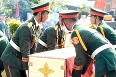 Đón hài cốt liệt sỹ hy sinh tại Lào về nước. (Ảnh minh họa: Nguyên Linh/TTXVN)