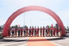 Nghi thức cắt băng khánh thành tuyến đường. (Ảnh: Sỹ Thắng/TTXVN)