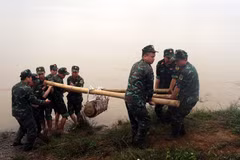 Lực lượng công binh tỉnh Hưng Yên di dời quả bom về nơi hủy nổ. (Ảnh: Đinh Văn Nhiều/TTXVN)