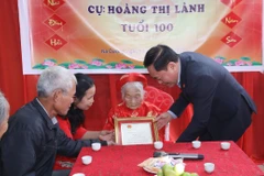 Chủ tịch UBND tỉnh Lạng Sơn Hồ Tiến Thiệu trao Thiếp mừng thọ 100 tuổi của Chủ tịch nước cho cụ Hoàng Thị Lành, khu 5A, thị trấn Na Dương, huyện Lộc Bình, ngày 14/3/2023. (Ảnh minh họa: Anh Tuấn/TTXVN)