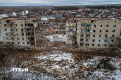 Một tòa nhà đổ nát do xung đột ở Ukraine.(Ảnh: TTXVN)