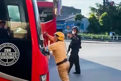 Video tài xế xe khách húc đẩy cảnh sát giao thông và tăng ga bỏ chạy
