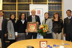 Quang cảnh lễ ký bản ghi nhớ hợp tác giữa Hội Liên hiệp Bình đẳng xã hội toàn liên bang Đức và Ủy ban Trung ương Mặt trận Tổ quốc Việt Nam. (Ảnh: Trần Mạnh Hùng-Phạm Văn Thắng/Vietnam+)