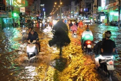 Một tuyến đường bị ngập do triều cường. (Ảnh: An Hiếu/TTXVN)