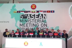 Tổng Thư ký ASEAN Lê Lương Minh (ngoài cùng bên phải) và các bộ trưởng ASEAN tại lễ khai mạc Hội nghị lần thứ 5 về ma túy tại Singapore, ngày 20/10. (Ảnh: Mỹ Bình/Vietnam+)