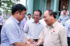 Thủ tướng Nguyễn Xuân Phúc và Đoàn đại biểu Quốc hội thành phố Hải Phòng tiếp xúc cử tri huyện Vĩnh Bảo, thành phố Hải Phòng, chuẩn bị cho Kỳ họp thứ hai, Quốc hội khóa XIV. (Ảnh: Thống Nhất/TTXVN) 