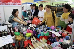 Khách tham quan mua hàng tại Hội chợ. (Ảnh: Trần Việt/TTXVN)
